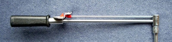  Torquímetro tipo beam. A barra indicadora permanece reta, enquanto que o eixo principal se dobra proporcionalmente à força aplicada no cabo. 